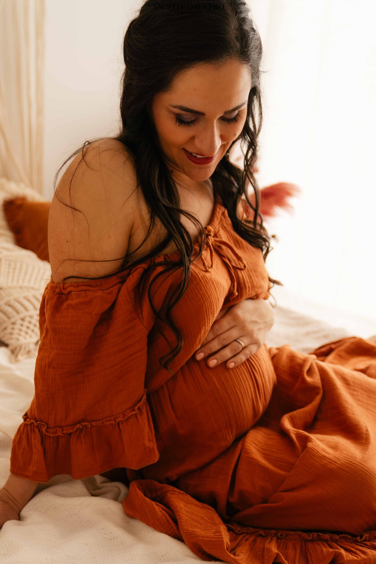 Ritratto maternity con abito color terracotta