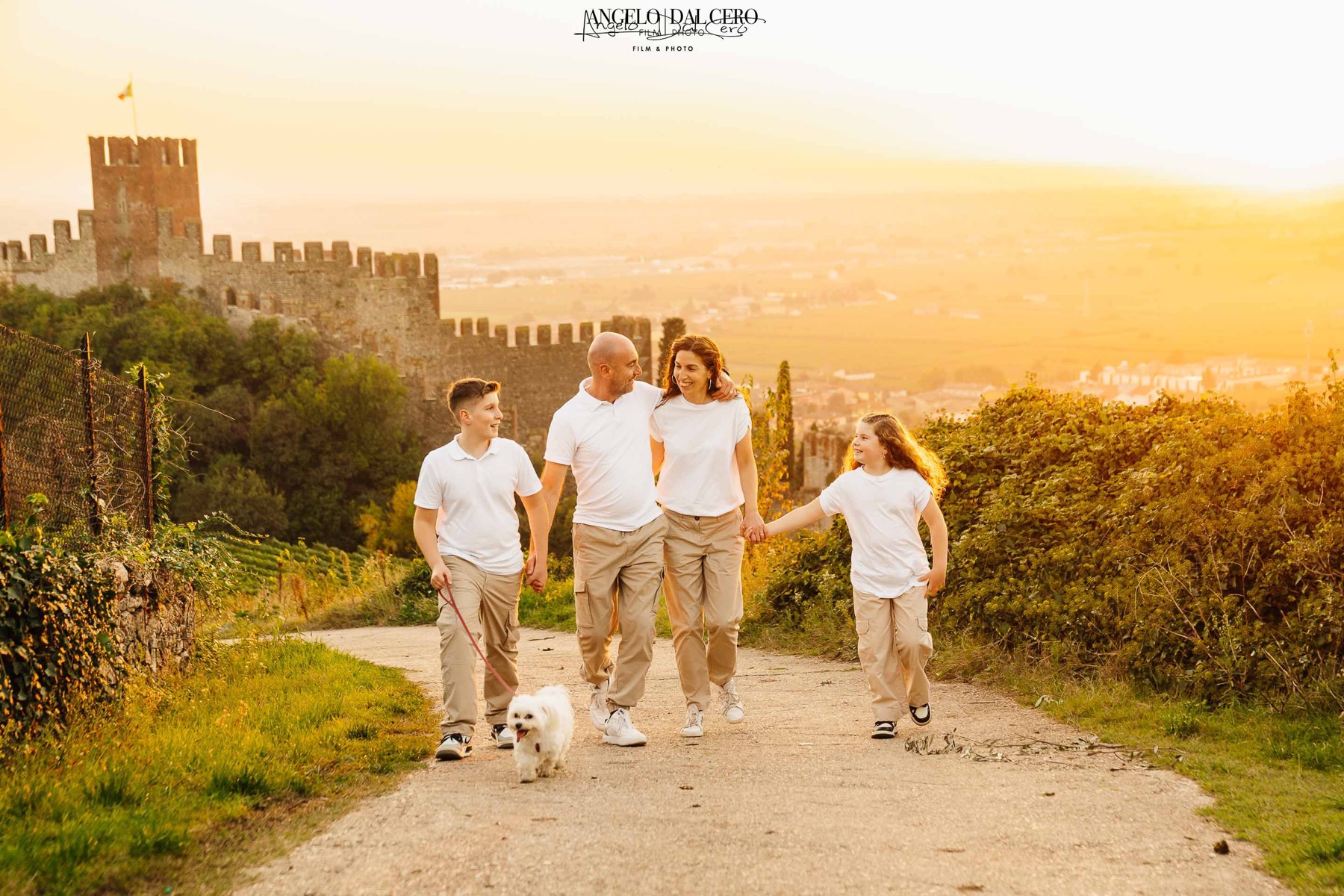 Una famiglia passeggia vicino al castello