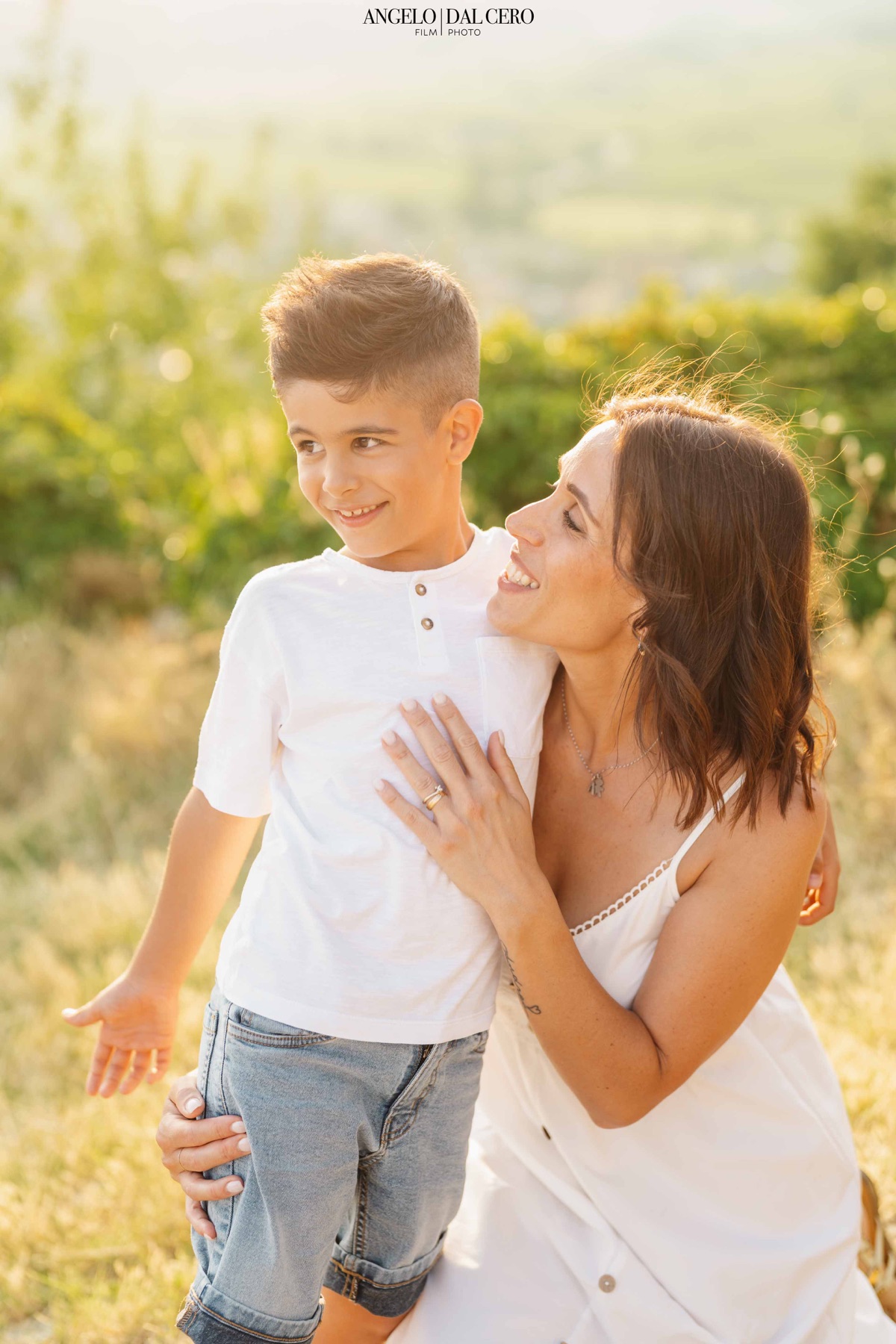 Una mamma e il suo bambino sorridono al sole