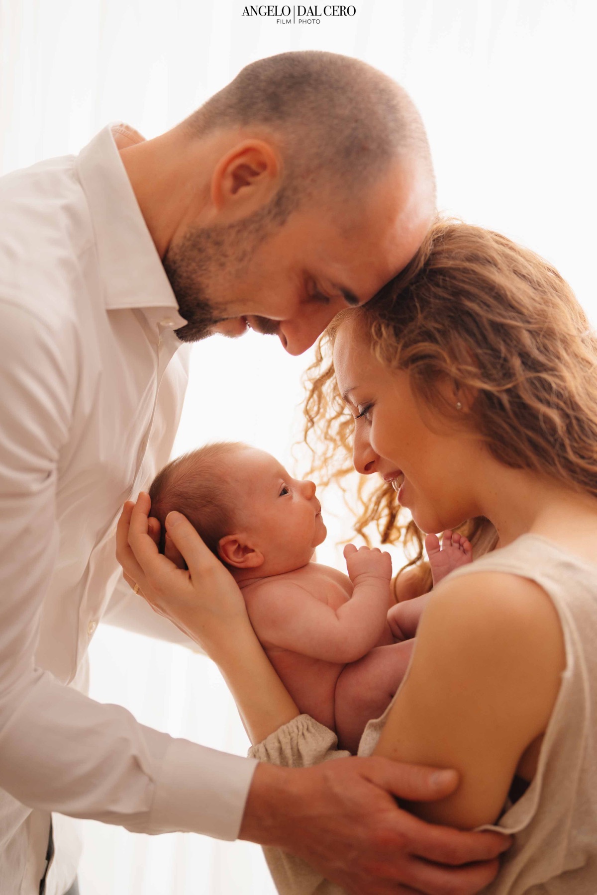 Il primo sguardo tra un neonato e i suoi genitori
