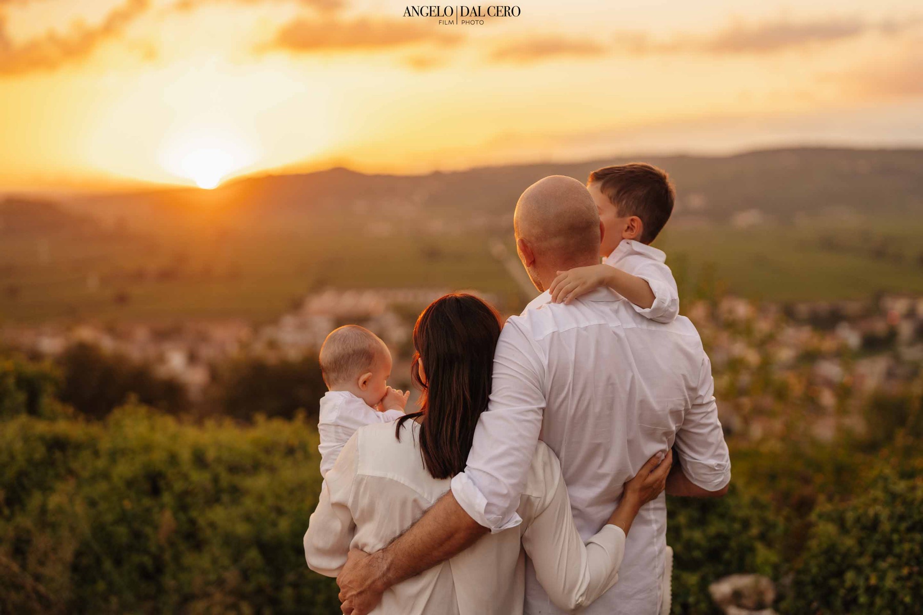 Una famiglia abbracciata davanti al tramonto