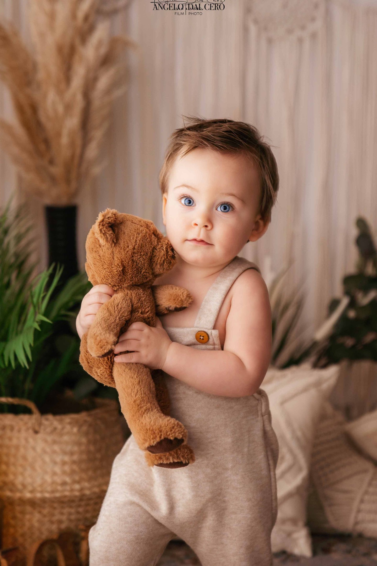 Un bambino con il suo orsetto in interno